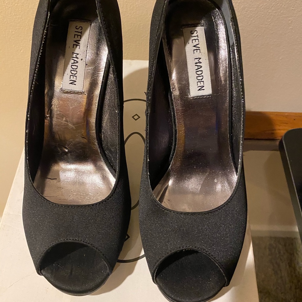 Black 5” peekabo toe